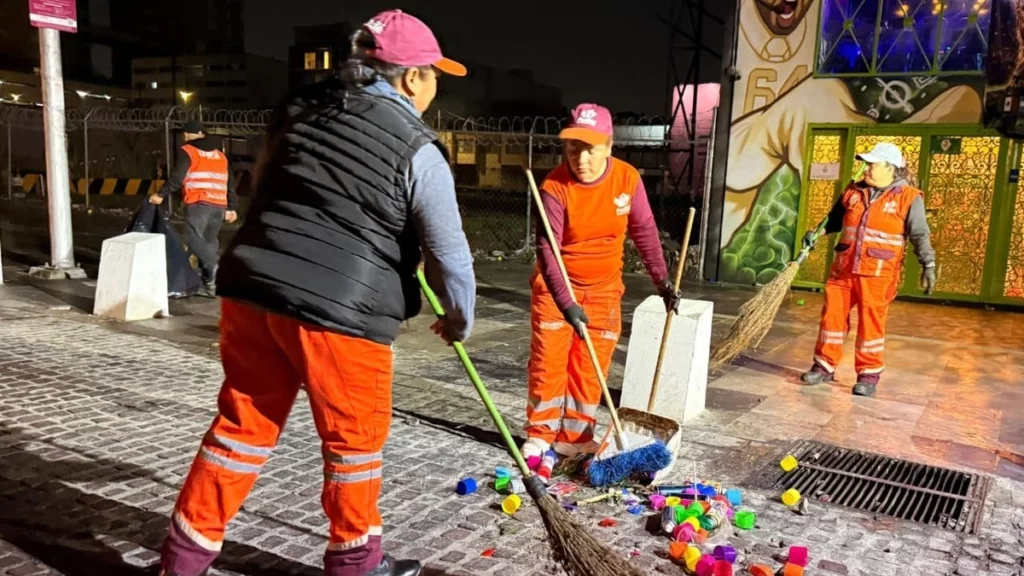 Desde la noche del domingo, naranjitas limpiaron el zócalo y la avenida Juárez tras el partido de México contra Inglaterra.